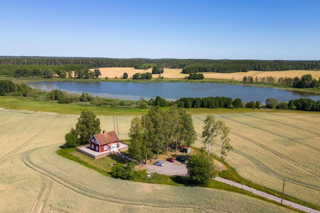 Gard Med Egen Sjoe Med Bryggbat, Nyrenoverat! Katrineholm Exterior photo
