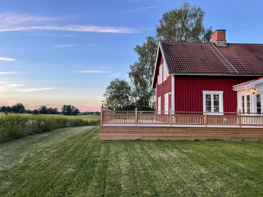Gard Med Egen Sjoe Med Bryggbat, Nyrenoverat! Katrineholm Exterior photo