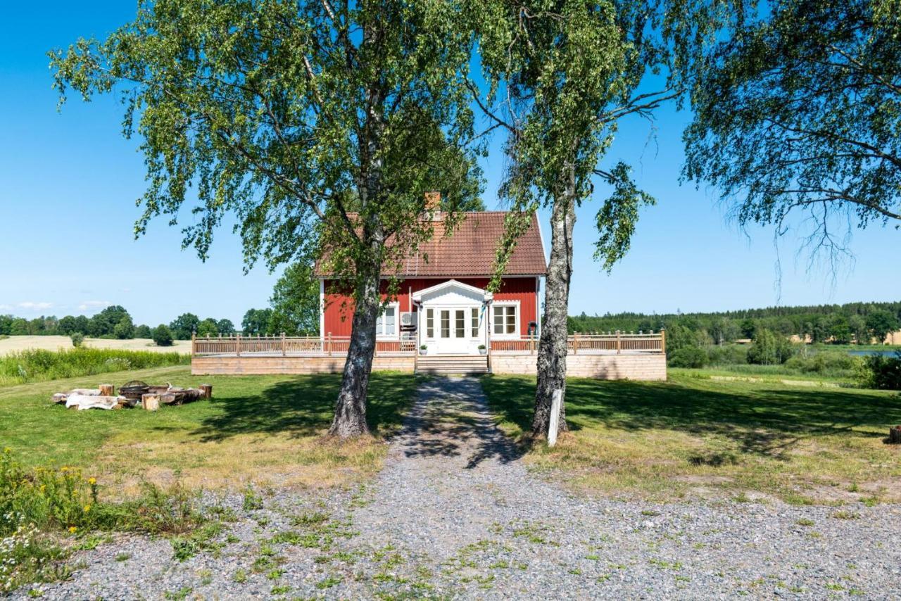 Gard Med Egen Sjoe Med Bryggbat, Nyrenoverat! Katrineholm Exterior photo